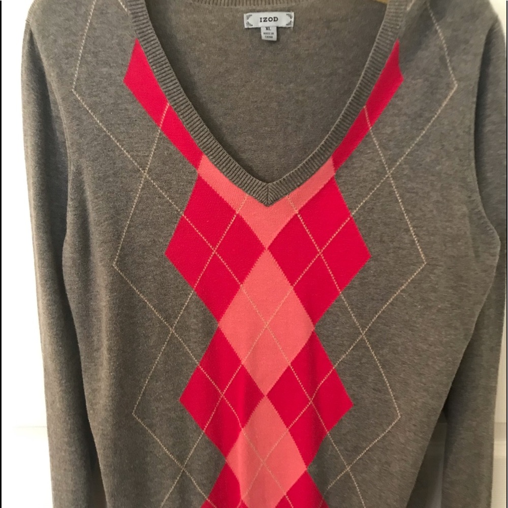 Grey sweater with cute pink diamond design